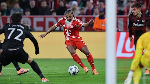 Serge Gnabry dribbelt im Spiel gegen Sporting