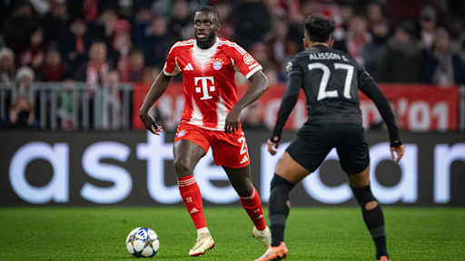 Dayot Upamecano führt den Ball im Spiel gegen Sporting