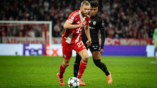 Konrad Laimer im Zweikampf mit einem Sporting-Spieler