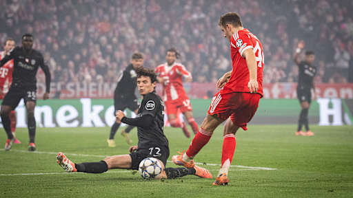 Josip Stanisic schießt im Spiel gegen Sporting auf das Tor, ein Sporting-Spieler grätscht rein