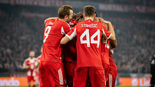 Spieler des FC Bayern bejubeln das 3:1 gegen Sporting