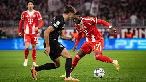 Alphonso Davies im Zweikampf mit einem Sporting-Spieler