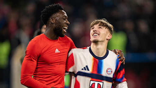 Alphonso Davies und Lennart Karl lachen Arm in Arm nach dem Spiel gegen Sporting