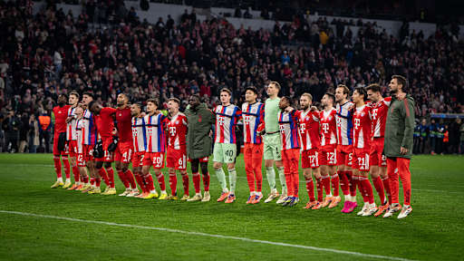 Spieler des FC Bayern hüpfen vor der Fankurve nach dem Sieg gegen Sporting