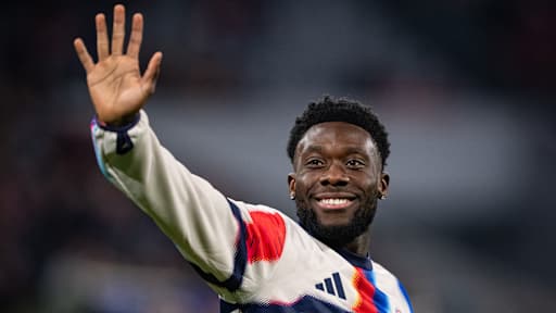 Alphonso Davies winkt vor dem Spiel gegen Sporting zu den Fans und lacht
