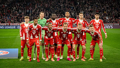 Teamfoto des FC Bayern vor dem Heimspiel gegen Sporting