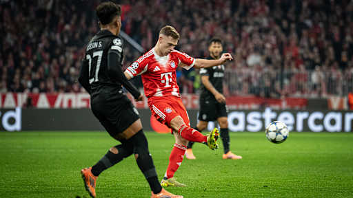 Joshua Kimmich flankt im Spiel gegen Sporting