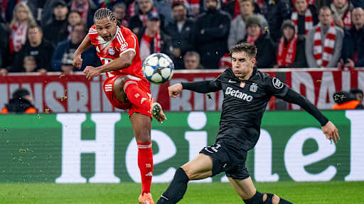 Serge Gnabry schießt im Spiel gegen Sporting auf das Tor