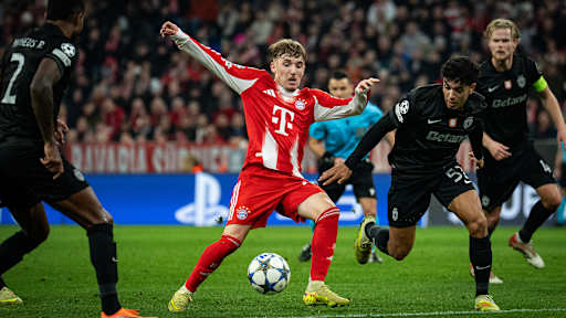 Lennart Karl im Zweikampf mit einem Sporting-Spieler