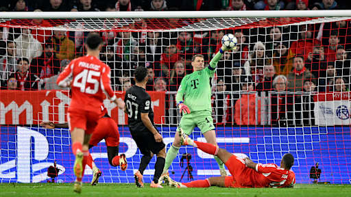 Manuel Neuer pariert eine Klärungsaktion von Jonathan Tah im Spiel gegen Sporting