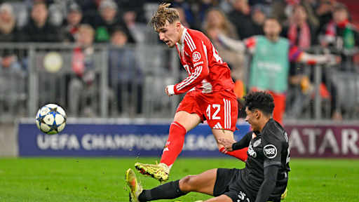 Lennart Karl schießt im Spiel gegen Sporting auf das Tor, ein Sporting-Spieler grätscht rein