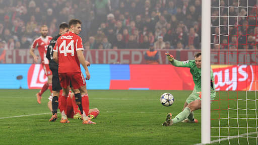 Joshua Kimmich blockt den Ball nach einer Flanke ins eigene Tor ab im Spiel gegen Sporting