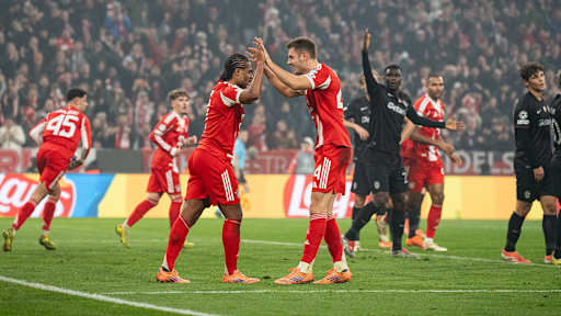 Serge Gnabry und Josip Stanisic klatschen nach dem 1:1 gegen Sporting ab