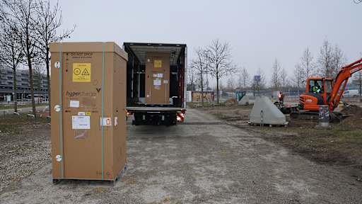 Eine E-Ladesäule für den Ladepark vor der Allianz Arena wird von einem LKW geliefert