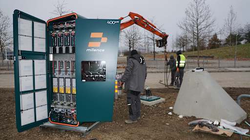 Eine E-Ladesäule für den E-Ladepark vor der Allianz Arena wird montiert von Arbeitern