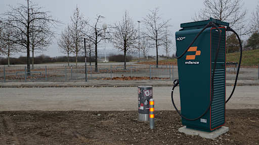 Eine Ladesäule im E-Ladepark vor der Allianz Arena