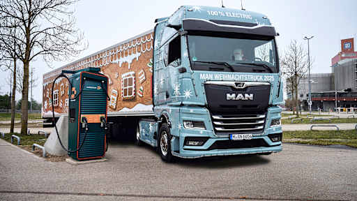 Der MAN-Weihnachtstruck steht an einer Ladesäule der Allianz Arena