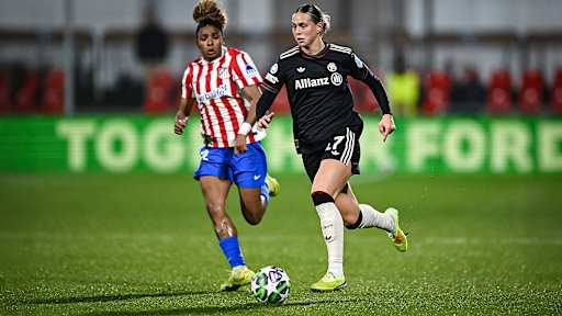 Klara Bühl im Laufduell während des Auswärtsspiels der FC Bayern Frauen in der UEFA Women’s Champions League bei Atlético Madrid