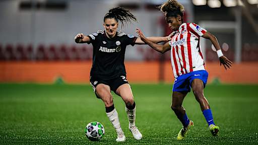 Jovana Damnjanović mit Ball am Fuß während des Auswärtsspiels der FC Bayern Frauen in der UEFA Women’s Champions League bei Atlético Madrid