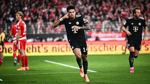 Luis Díaz celebra durante el partido a domicilio del FC Bayern en la Bundesliga contra el Union Berlin.