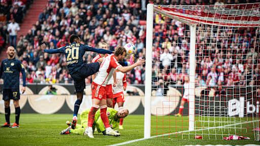 Michael Olise dispara a portería en el partido de Bundesliga contra el FC St. Pauli.