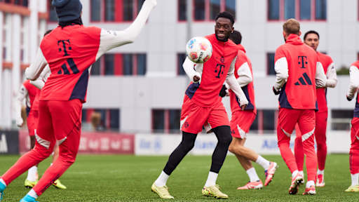 Michael Olise y Alphonso Davies durante un entrenamiento del Bayern