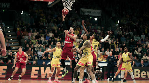 Andi Obst beim Korbleger-Versuch