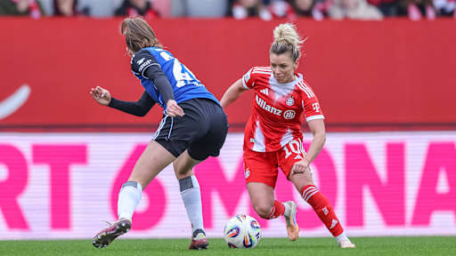 Linda Dallmann dribbelt mit dem Ball am Fuß im Spiel gegen den HSV.
