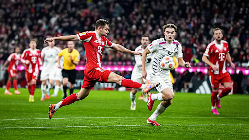 Josip Stanišić im Zweikampf während des Bundesliga-Heimspiels des FC Bayern gegen den 1. FSV Mainz 05