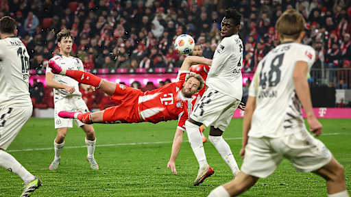 Harry Kane beim Seitfallzieher während des Bundesliga-Heimspiels des FC Bayern gegen den 1. FSV Mainz 05