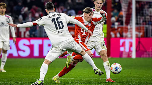 Lennart Karl im Zweikampf während des Bundesliga-Heimspiels des FC Bayern gegen den 1. FSV Mainz 05