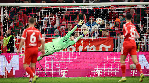 Manuel Neuer streckt sich vergeblich nach dem Ball während des Bundesliga-Heimspiels des FC Bayern gegen den 1. FSV Mainz 05