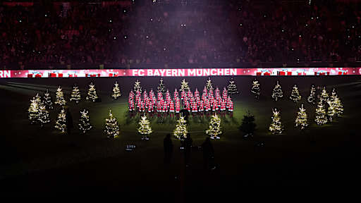 Ein Chor singt Weihnachtslieder nach dem Heimspiel des FC Bayern gegen den 1. FSV Mainz 05 in der Bundesliga