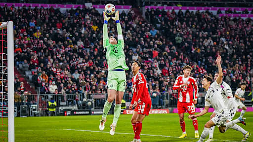 Manuel Neuer fängt den Ball während des Bundesliga-Heimspiels des FC Bayern gegen den 1. FSV Mainz 05