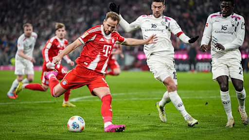 Harry Kane beim Torschuss während des Bundesliga-Heimspiels des FC Bayern gegen den 1. FSV Mainz 05