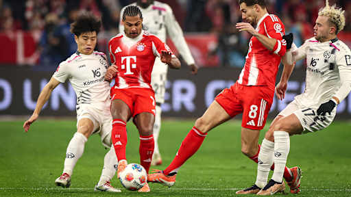 Serge Gnabry und Leon Goretzka im Zweikampf während des Bundesliga-Heimspiels des FC Bayern gegen den 1. FSV Mainz 05