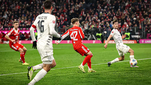 Lennart Karl trifft zum 1:0 während des Bundesliga-Heimspiels des FC Bayern gegen den 1. FSV Mainz 05