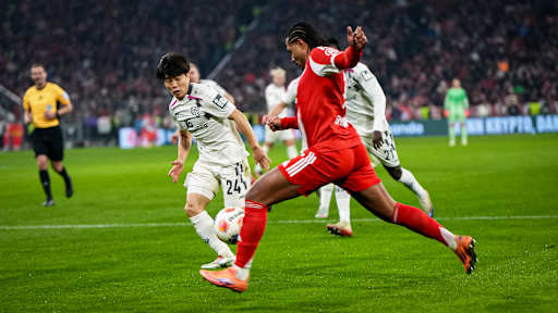 Serge Gnabry beim Torschuss während des Bundesliga-Heimspiels des FC Bayern gegen den 1. FSV Mainz 05