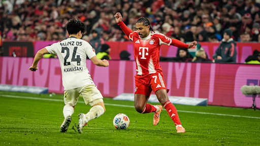 Serge Gnabry mit Ball am Fuß während des Bundesliga-Heimspiels des FC Bayern gegen den 1. FSV Mainz 05