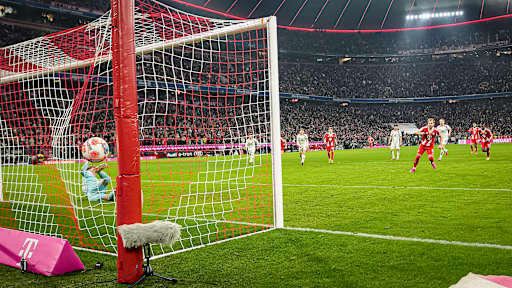 Harry Kane trifft zum Elfmeterpunkt während des Bundesliga-Heimspiels des FC Bayern gegen den 1. FSV Mainz 05