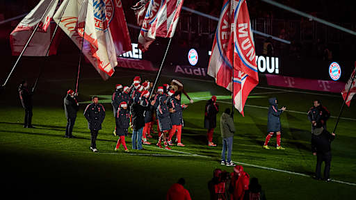 Die Mannschaft bedankt sich bei den Fans nach dem Heimspiel des FC Bayern gegen den 1. FSV Mainz 05 in der Bundesliga