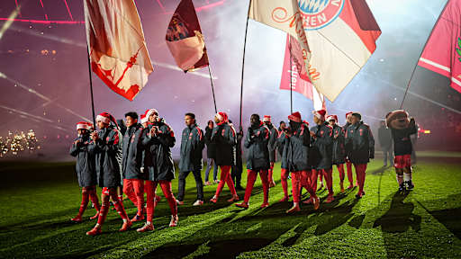 Die Mannschaft bedankt sich bei den Fans nach dem Heimspiel des FC Bayern gegen den 1. FSV Mainz 05 in der Bundesliga