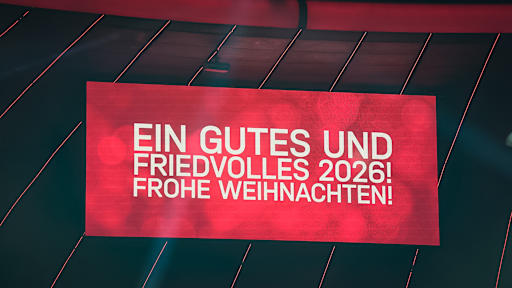 Weihnachtsgrafik auf dem Bildschirm in der Allianz Arena nach dem Heimspiel des FC Bayern gegen den 1. FSV Mainz 05 in der Bundesliga
