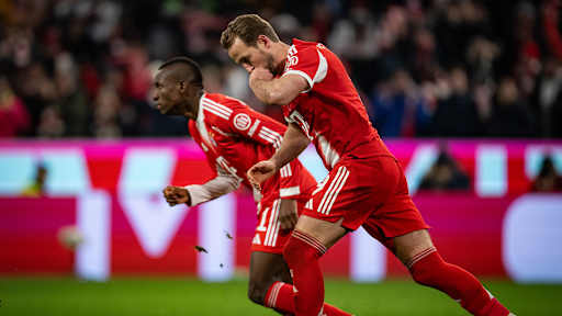 Harry Kane küsst seinen Ring an der Hand nach dem Tor zum 2:2 im Bundesliga-Spiel gegen Mainz 05