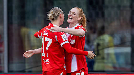 Klara Bühl und Stine Ballisager bejubeln einen Treffer.