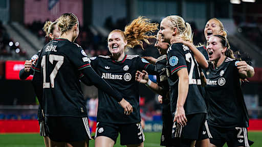 Stine Ballisager, Pernille Harder und Co. jubeln während des Auswärtsspiels der FC Bayern Frauen in der UEFA Women’s Champions League bei Atlético Madrid