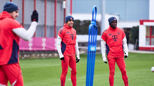 Jamal Musiala lächelt im Training des FC Bayern