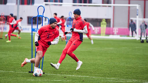 Raphael Guerrerio und Jamal Musiala umkurven eine Stange im Training des FC Bayern