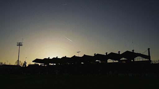 Ein Rundblick des Sportparks Unterhaching bei Nacht.