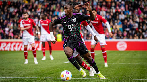 Mathys Tel im schwarzen FC Bayern Trikot gegen AS Monaco